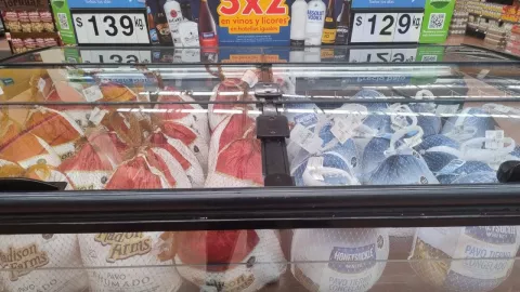 Este es el precio del pavo ahumado y crudo en Walmart