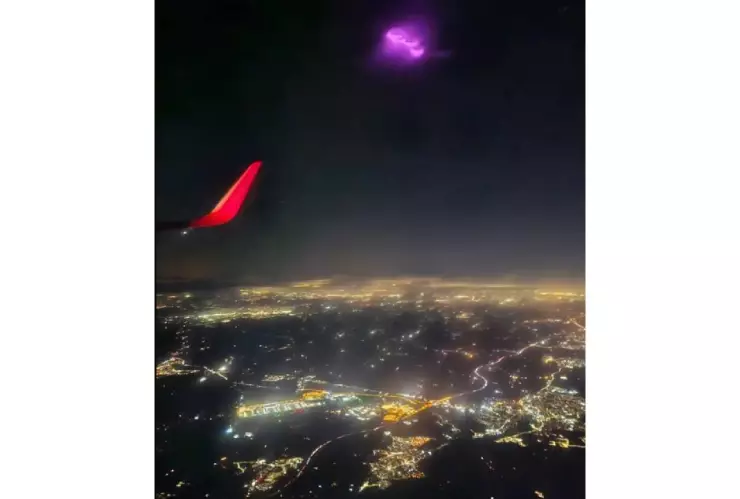 FOTO_ Azafata capta un impactante ovni rosa y se viraliza