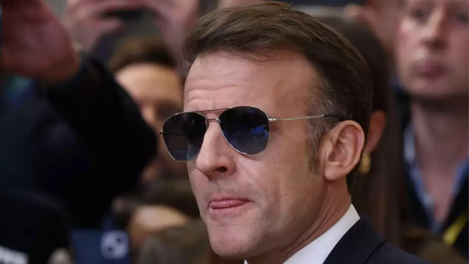 Emmanuel Macron llega a una cumbre de la UE en Bruselas.