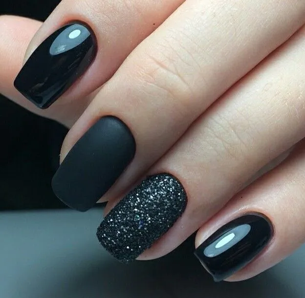 11 diseños de uñas negras con brillos para usar en natación o cualquier otro deporte: duran mucho