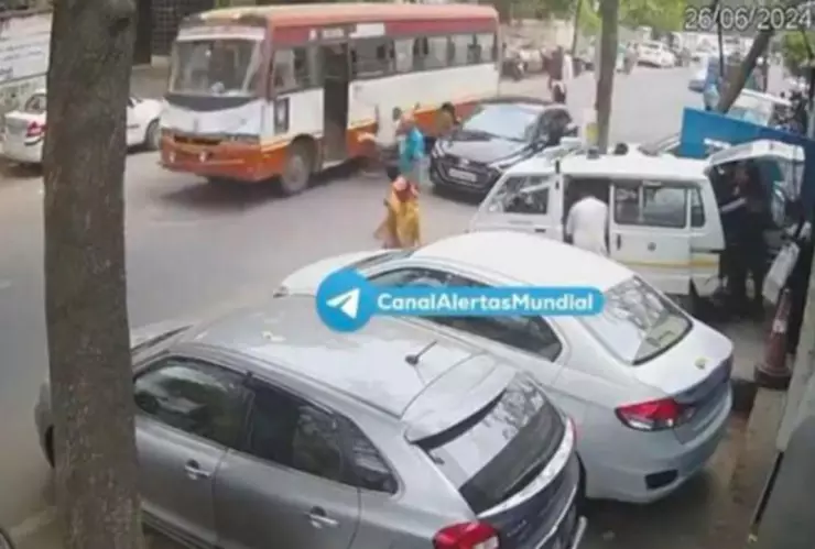 Hombre es arrollado en su bici por AUTOBÚS de transporte público; murió al instante