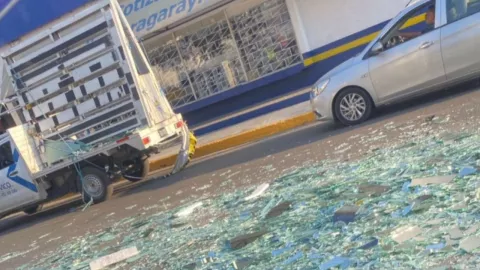 Vidrio en bulevar Atlixco hoy 19 de diciembre de 2025