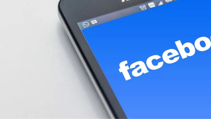 Facebook en un tel&eacute;fono m&oacute;vil