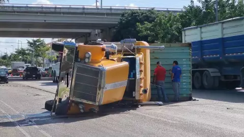 trailer vuelca carretera