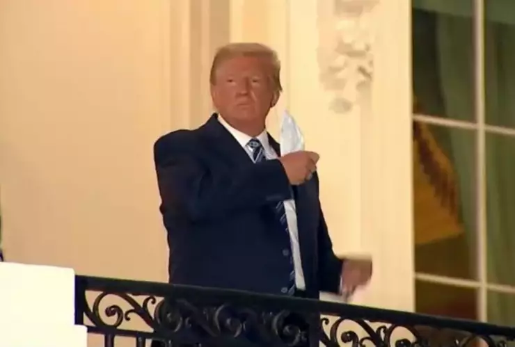 Donald Trump se quitó el cubrebocas al llegar a la Casa Blanca