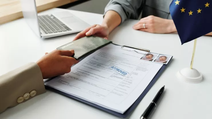 Primero debes solicitar una visa de inmigrante que te permita entrar a Estados Unidos.