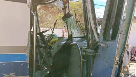 Autobús sin frenos provoca fatal accidente en Talpa de Allende; hay 9 heridos y un muerto.
