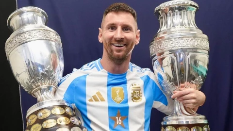 Lionel Messi con los trofeos de la Copa América obtenidos en 2021 y 2024