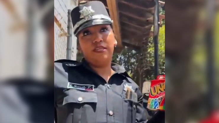 Una mujer grabó a los elementos de seguridad cuando iban a llevarse a las jóvenes.