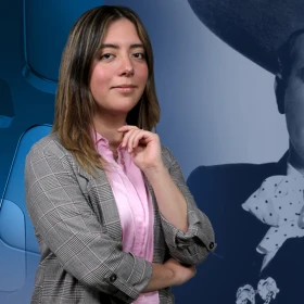 Fernanda Ortega, periodista de Azteca Noticias, frente a una ilustración de Pedro Infante en tonos azules para su columna de opinión sobre la identidad cultural en México.