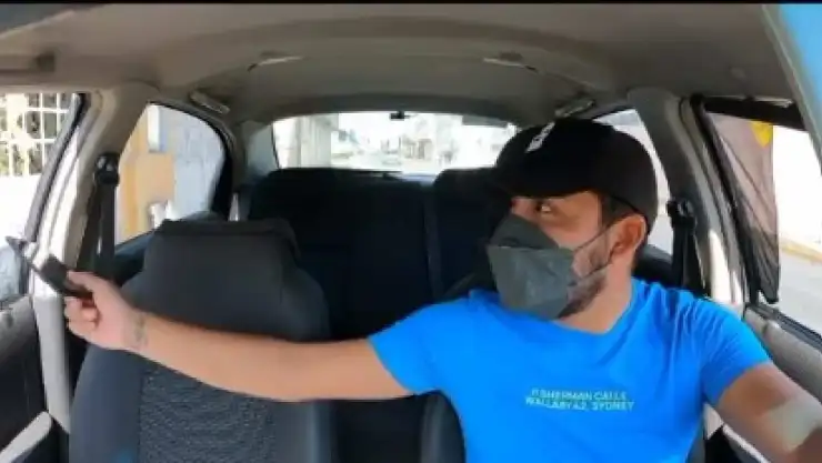 Taxista regresa celular y lo regañan.