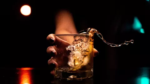 Hombres-se-sienten-atraídos-por-otros-hombres-cuando -beben-alcohol-estudio