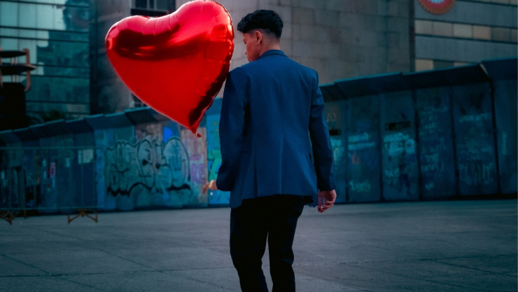 Rumi, poeta y místico sufí Tu tarea no es buscar el amor, sino buscar y encontrar todas las barreras dentro de ti que has construido contra él