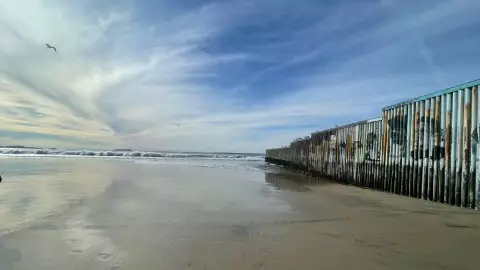 VIDEO: Se recorrió el mar en Playas de Tijuana; se alejó hasta el muro