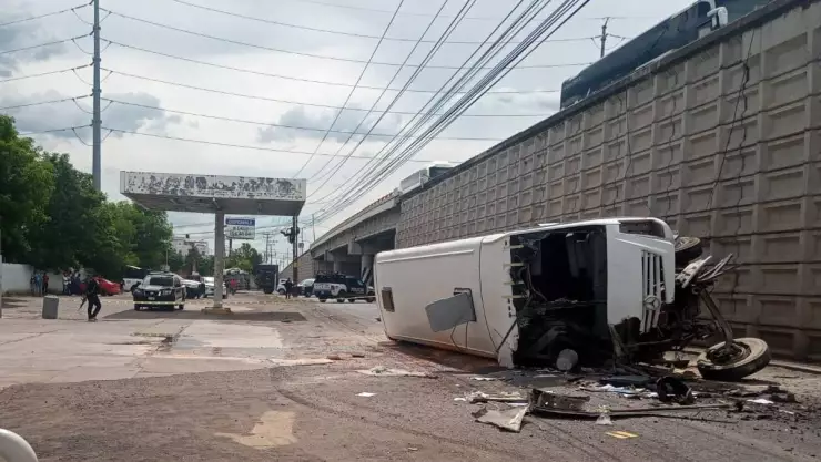 Cae autobús de puente, en Cortazar