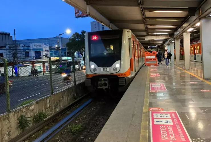 Taquilleras de Metro CDMX se van a los golpes