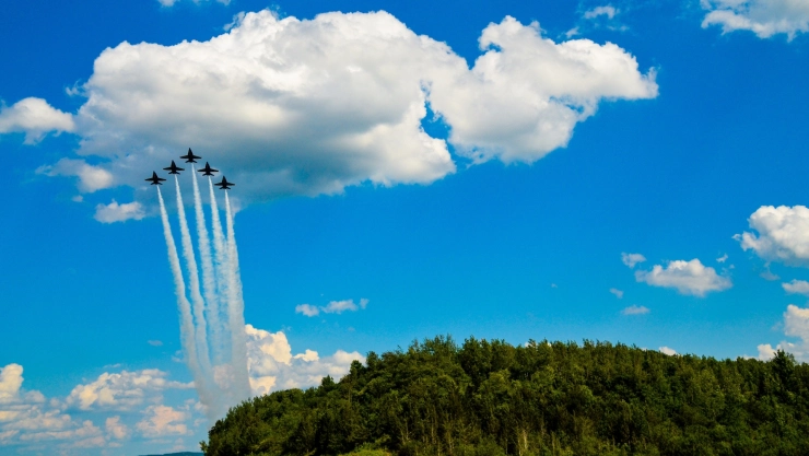 Los Blue Angels sobrevuelan el cielo de San Francisco, California.