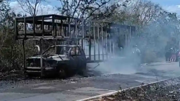 Fuerte incendio consume una camioneta en la Tixkokob - Tixpehual