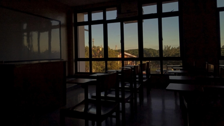 Salón de clases vacío.