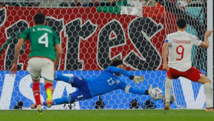 Penal atajado de Memo Ochoa en el Mundial 2026