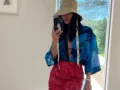 Amina Muaddi con gorro..jpg