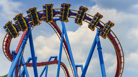 una montaña rusa del parque en funcionamiento.