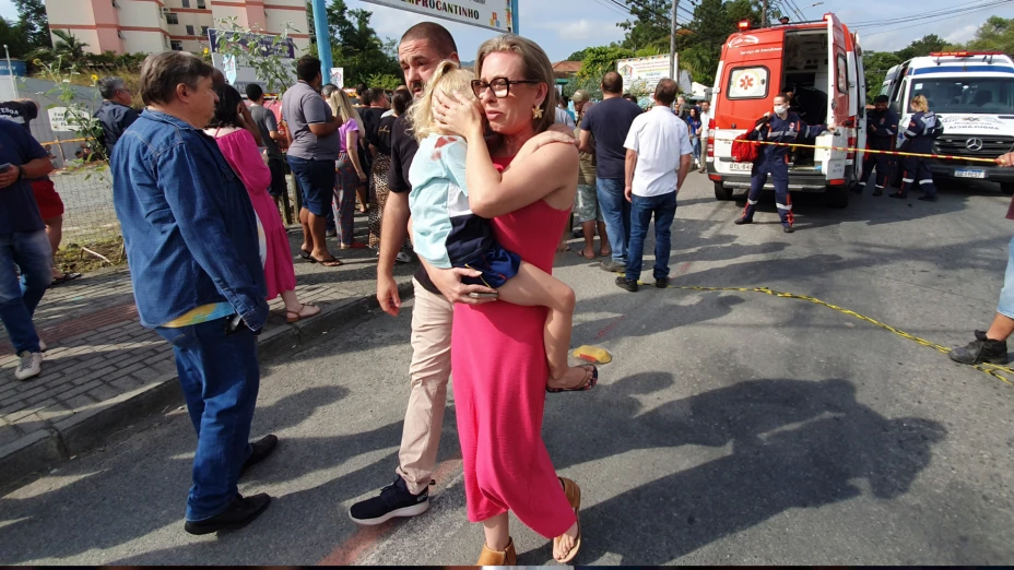 Una niña llora luego de un ataque contra una guardería en Brasil.