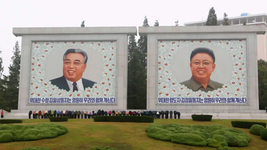 Los difuntos líderes norcoreanos Kim Il Sung y Kim Jong Il.