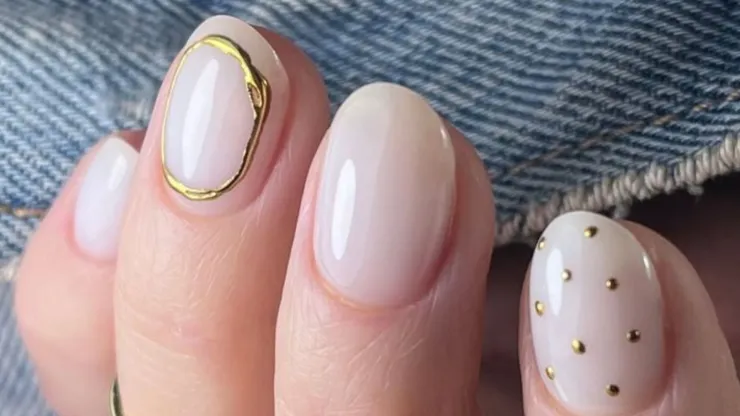 Uñas blancas con detalles dorados.jpg