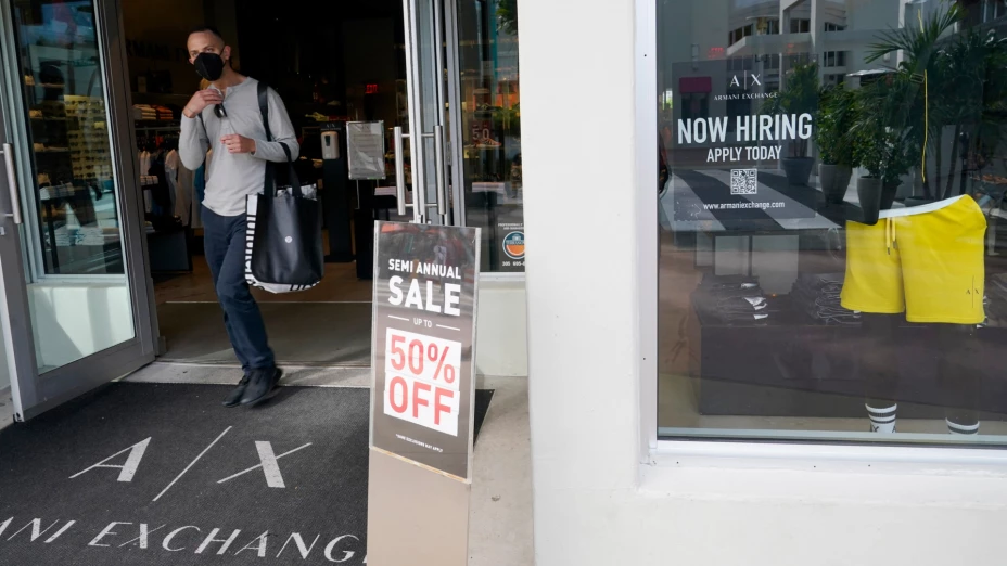 Avisos de contrataciones y ventas en una tienda de Miami Beach, Florida.