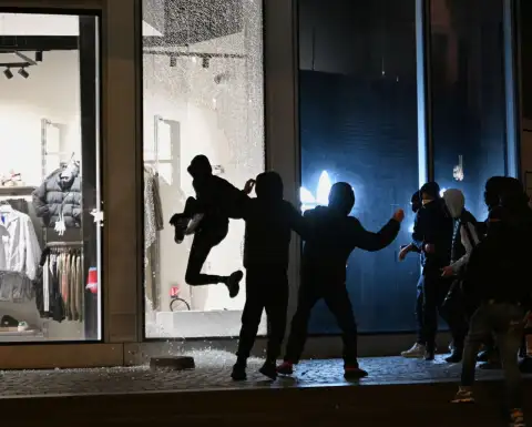 Vandalismo durante proteststas en Francia.