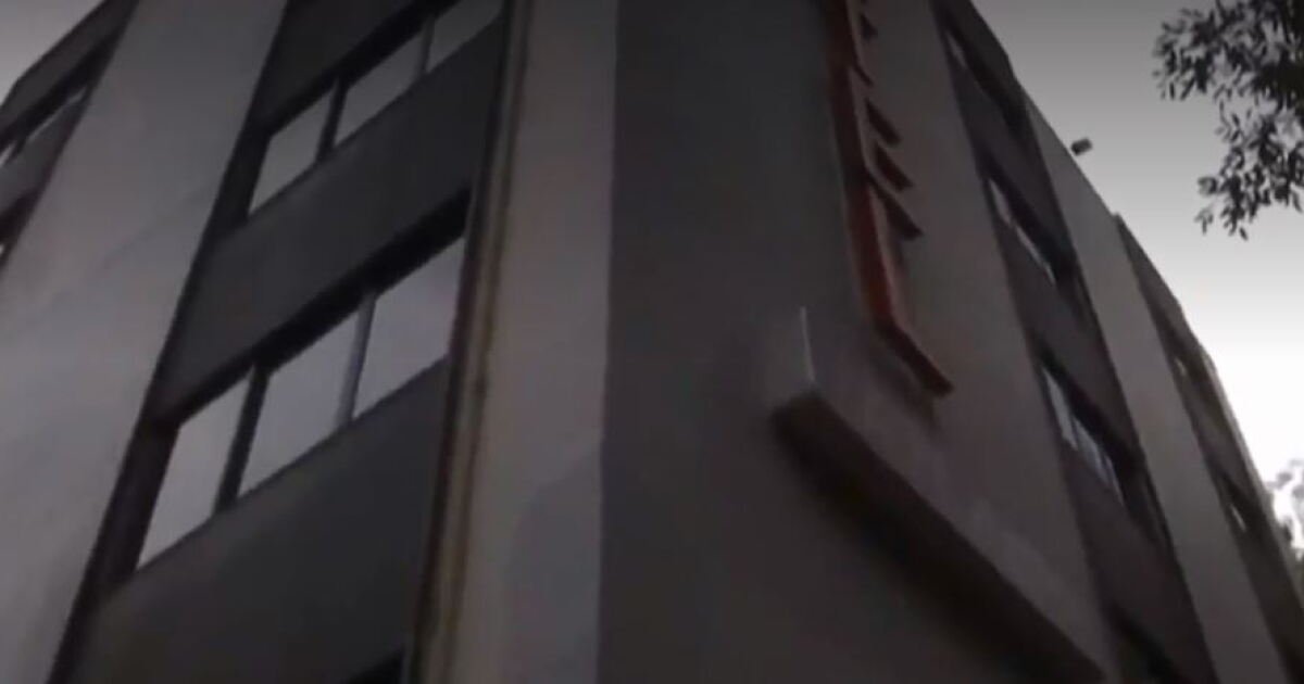 Policías evitan que hombre se arroje al vacío desde un hotel