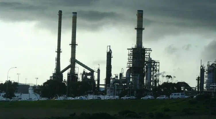 Tensión entre Estados Unidos e Irán dispara el precio del petróleo a nivel global