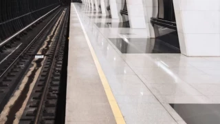 Mujer empuja a adolescente de 13 años a las vías del metro ¡dice que la vio feo!