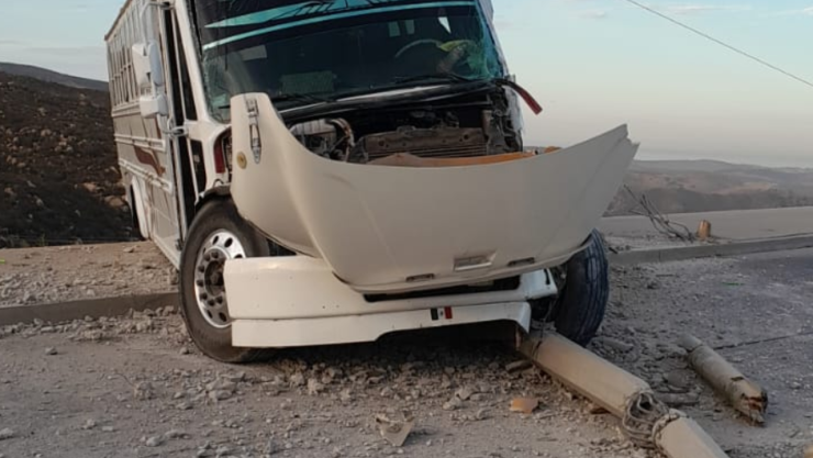 Camión de transporte de personal casi cae al barranco en Natura