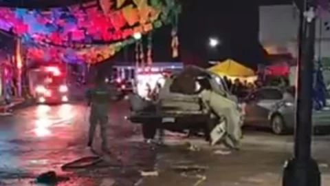Durante una fiesta patronal en Xiloxoxtla, Tlaxcala, la explosión de una camioneta con pirotecnia dejó un menor muerto. En la imagen se observa la trágica escena, una camioneta destruída, personas atendiendo a lesionados por el estallido y el ejército y la policía resguardando la zona.