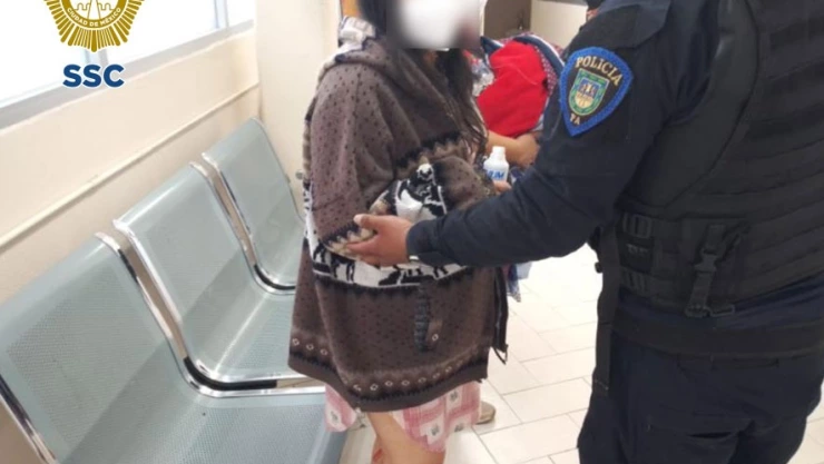 Los oficiales realizaban labores de patrullaje en la calle Camino a Nativitas en Xochimilco cuando fueron alertados por una mujer, la cual les comentó que su hija se encontraba con sangrado y dolores de parto dentro de su casa.