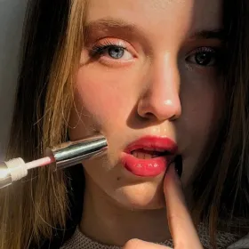 4 formas de usar el gloss para dar volumen a los labios al instante.jpg
