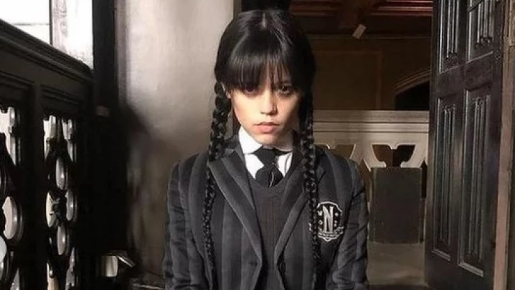 Dedos de Merlina era una MANO REAL todo este tiempo