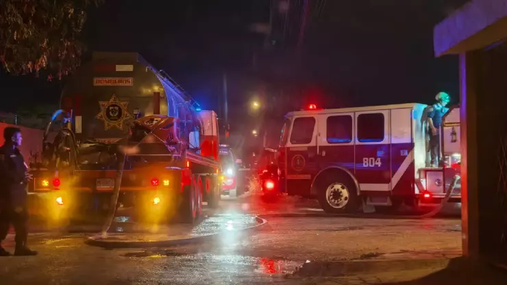 FOTOS_ Fuerte incendio en un terreno baldío genera fuerte movilización, hoy 12 de marzo de 2025