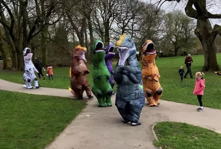 Un grupo de mamás disfrazadas de dinosaurios.jpg