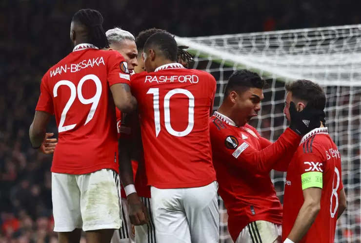 Jugadores del Manchester festejan gol ante el Barcelona Europa League