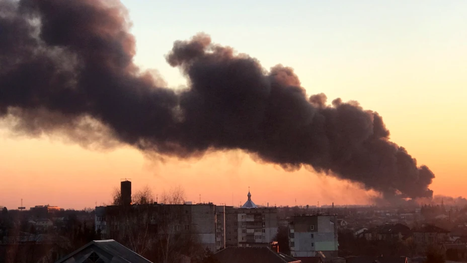 Nube de humo tras explosión en Leópolis, Ucrania.