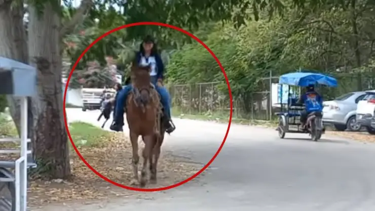 VIDEO_ Alumna llega a caballo a la Cobay en Kanasín