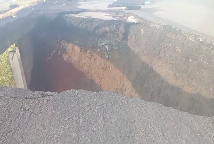 Socavón carretera Aeropuerto Hermanos Serdán