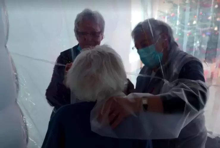 “Burbuja para abrazos” permite a ancianos sentir el contacto en medio de pandemia de COVID-19