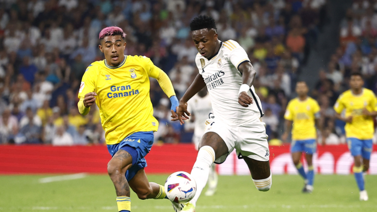 Julián Araujo ante el Real Madrid