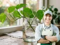 Los jardineros coinciden: esta es la razón por la que deberías poner una ramita de potus en agua