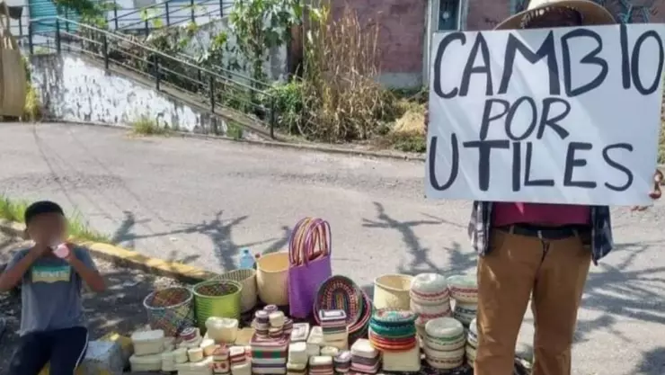 Artesano intercambia sus creaciones por útiles escolares