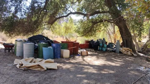 Descubren narcolaboratorio en Ensenada con más de 7 mil litros de químicos y reactores